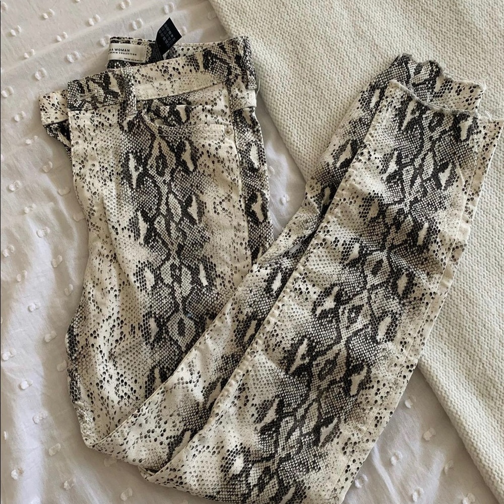 Snake print high waisted Zara jeans.size 25-27